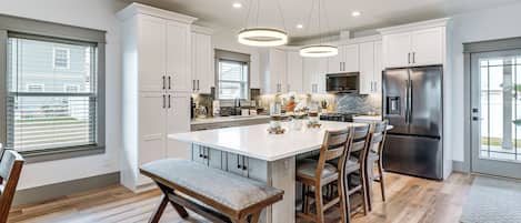 Fridge, microwave, stovetop, dishwasher