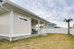 Terrace/patio - Walk to Beach! 'Ocean's Paradise' w/ Patio (Mexico Beach)