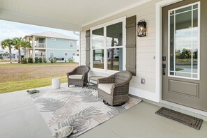 Terrace/patio - Walk to Beach! 'Ocean's Paradise' w/ Patio (Mexico Beach)