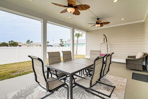 Outdoor dining - Walk to Beach! 'Ocean's Paradise' w/ Patio (Mexico Beach)
