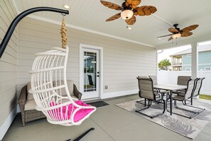 Outdoor dining - Walk to Beach! 'Ocean's Paradise' w/ Patio (Mexico Beach)