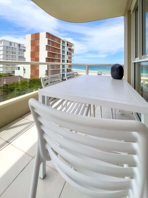 Outdoor dining - Renovated Palm Beach Ocean-View Apartment (Palm Beach)