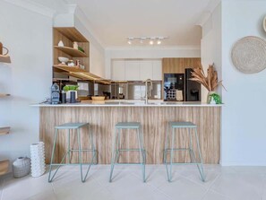 Fridge, microwave, oven, stovetop - Renovated Palm Beach Ocean-View Apartment (Palm Beach)