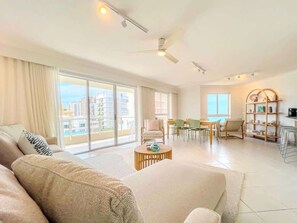 TV - Renovated Palm Beach Ocean-View Apartment (Palm Beach)