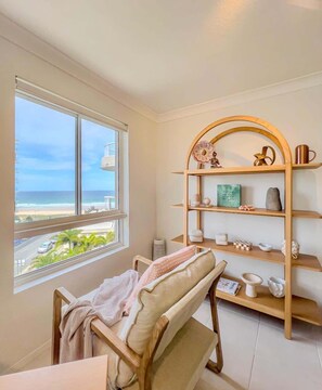 TV - Renovated Palm Beach Ocean-View Apartment (Palm Beach)
