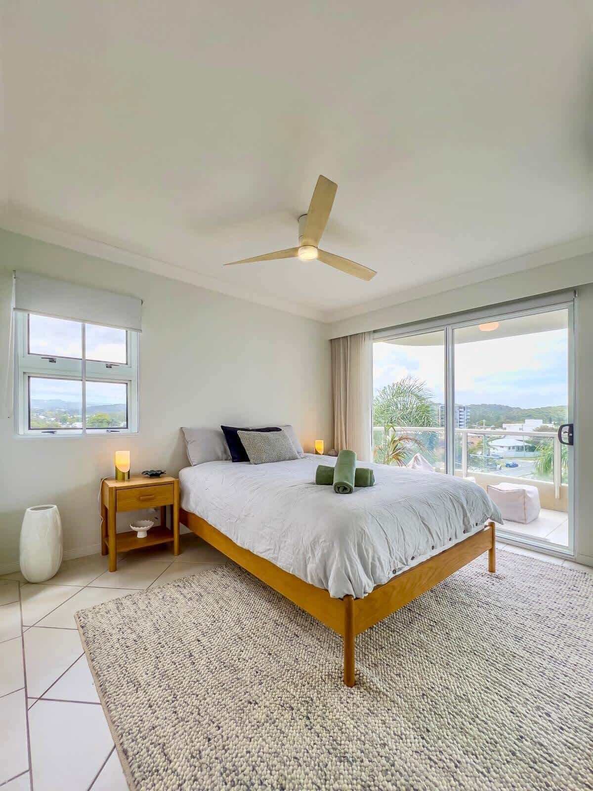 Tabla de planchar con plancha, wifi y ropa de cama 