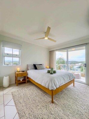 Tabla de planchar con plancha, wifi y ropa de cama 