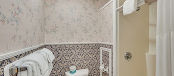 On Historic Main Street: Walkable & Quaint Apt!
