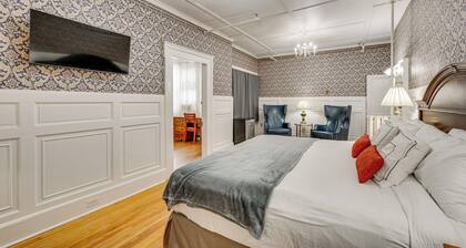 On Historic Main Street: Walkable & Quaint Apt!