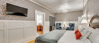 On Historic Main Street: Walkable & Quaint Apt!
