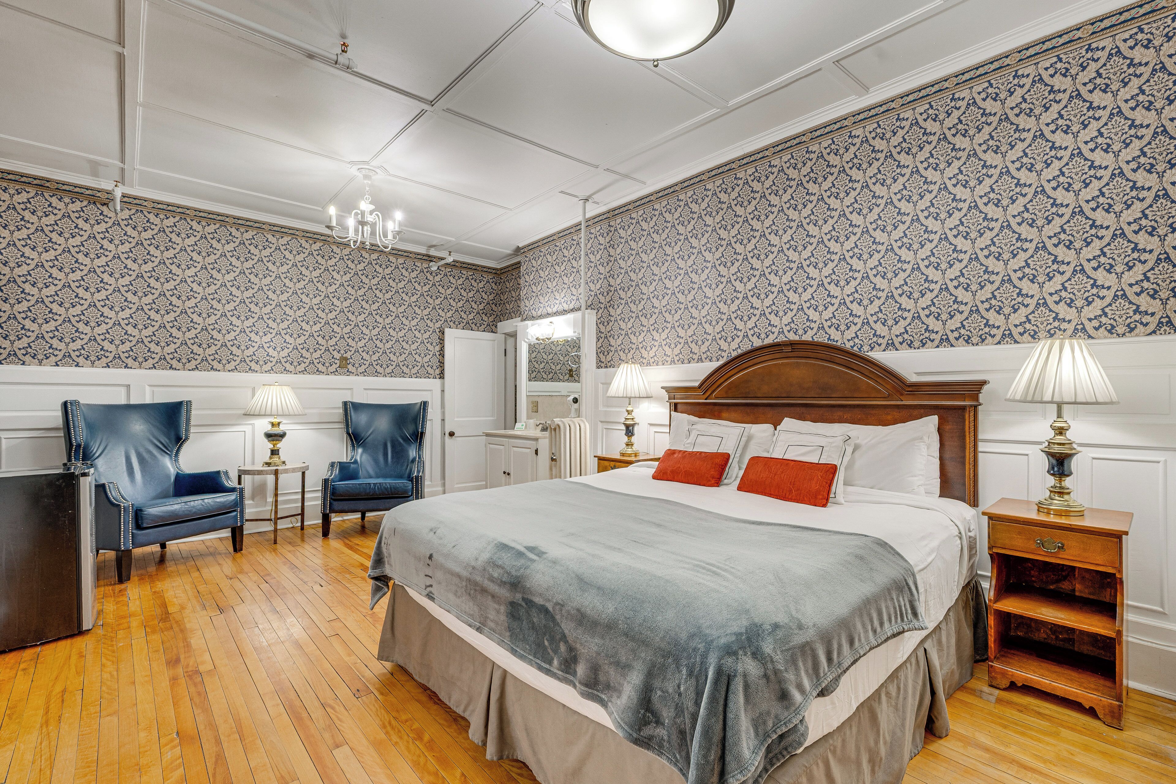 2 bedrooms, desk, iron/ironing board, internet