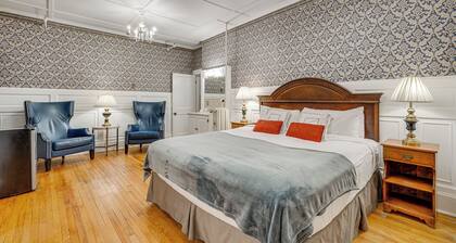 On Historic Main Street: Walkable & Quaint Apt!