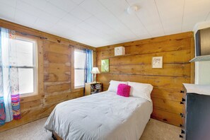 2 bedrooms, desk, iron/ironing board, Internet - WFH Space & Yard! Walkable Lancaster Row Home (Lancaster)