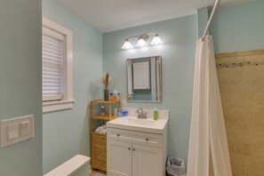 Hair dryer, towels - 1 Mi to Beach! Rural Home w/ Deck in Port St Joe (Port St Joe)