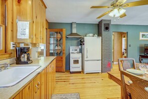 Fridge, microwave, stovetop, coffee/tea maker - Private Dock & Beach! Lakefront, Fire Pit, Boats (Chestertown)