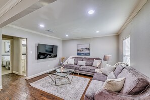 TV, books - Family-Friendly Gem 1 Mi to Historic Dtwn McKinney (McKinney)
