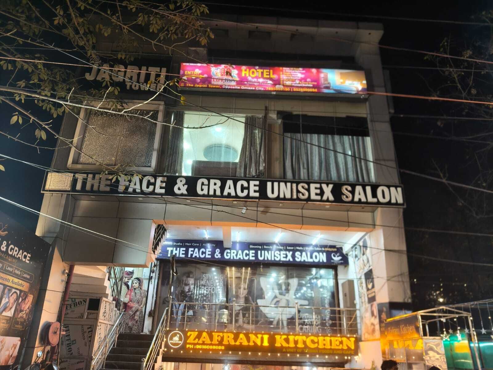 Ein Gebäude mit mehreren Schildern, darunter "The Face & Grace Unisex Salon" und "Zafrani Kitchen".