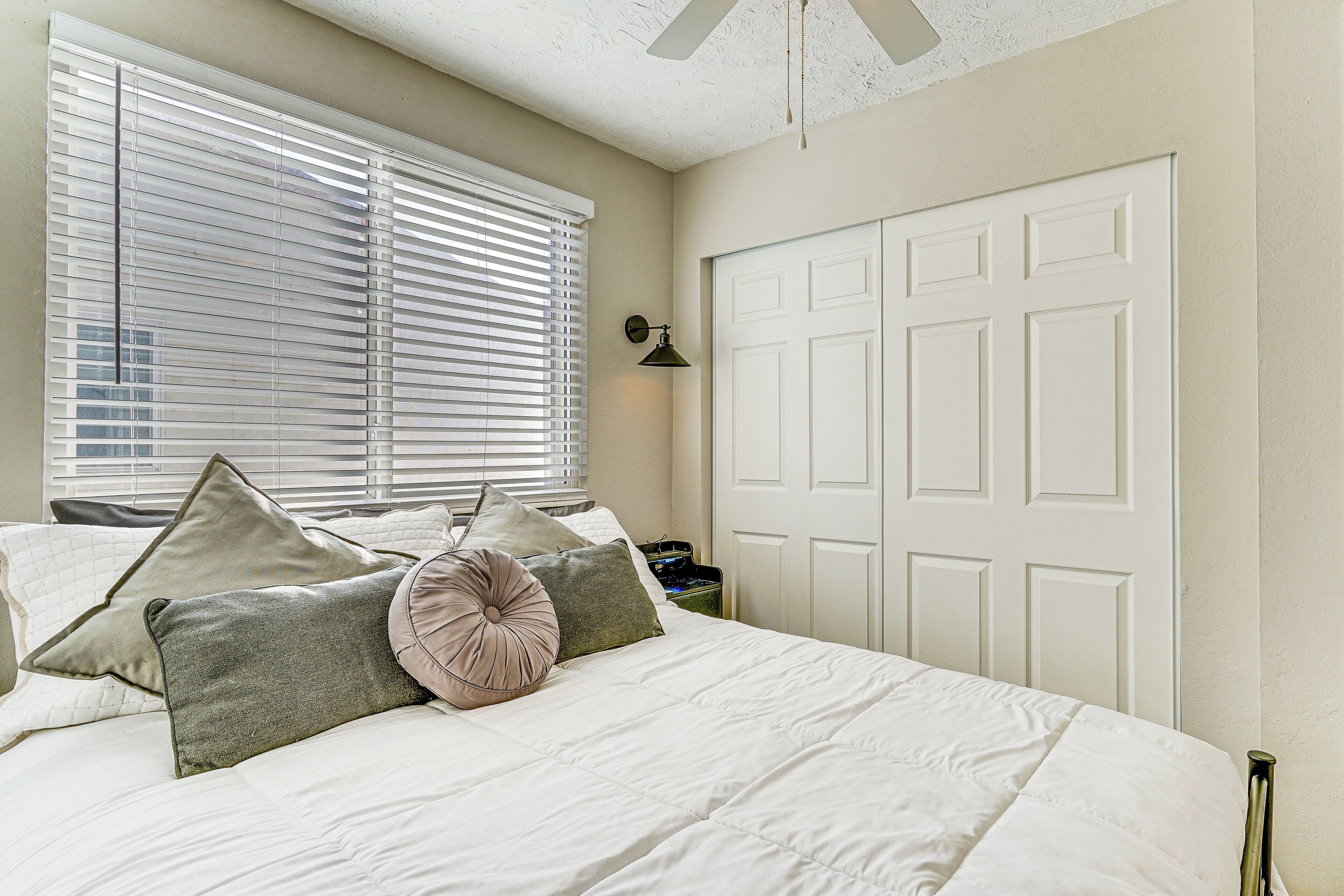 Iron/ironing board, Internet, bed sheets