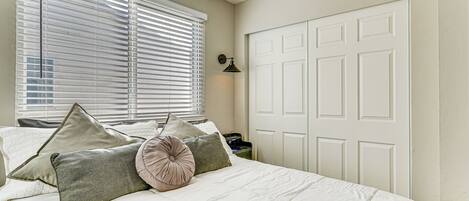 Tabla de planchar con plancha, internet y ropa de cama