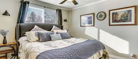 Tabla de planchar con plancha, internet y ropa de cama