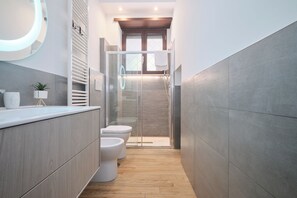 Haartrockner, Bidet, Handtücher, Seife