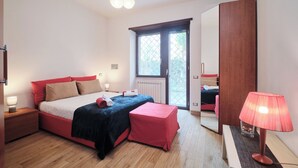 Ein modernes Schlafzimmer mit einem Bett, Nachttischen, einem Spiegel und einem Fenster.