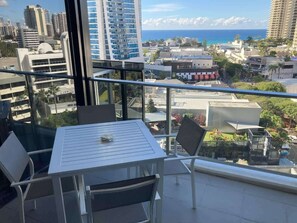 Outdoor dining - Circle on Cavill - Ocean-View Apartment (Surfers Paradise)