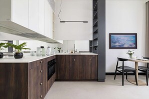Fridge, stovetop, dishwasher, cookware/dishes/utensils - Comfortable Studio near Arena | Parking in Garage (Kraków)