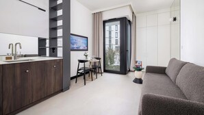 A modern apartment with a kitchen, dining area, and living room. - Comfortable Studio near Arena | Parking in Garage (Kraków)