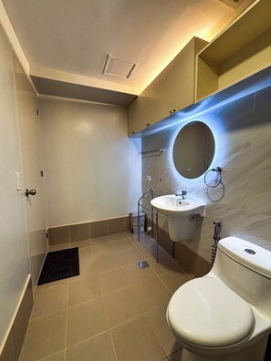 Gemeinsamer Schlafsaal, 1 Schlafzimmer, Balkon | Badezimmer