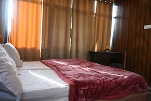 5 bedrooms, iron/ironing board, internet, bed sheets