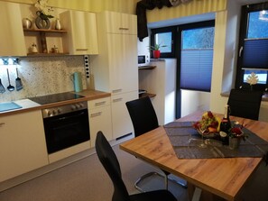 Familien Appartement mit Terrasse und Pool Nassfeld - Presseggersee - Kärnten | 私人廚房 | 大型冰箱、微波爐、烤箱、爐台