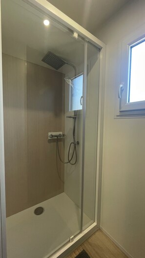 Shower, hair dryer - Spacious bungalow with heated pool and jacuzzi (Les Mathes)