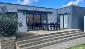 Outdoor dining - Spacious bungalow with heated pool and jacuzzi (Les Mathes)