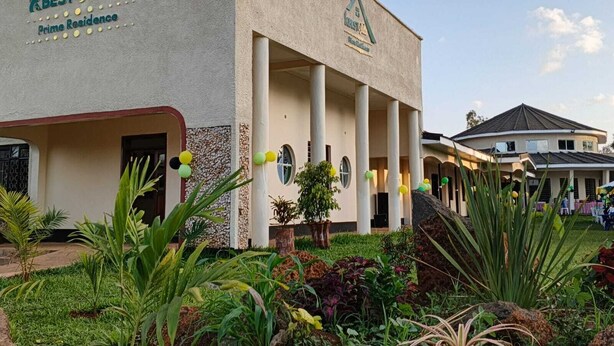 Un edificio con un cartello che riporta la scritta "KBEST Villa Prime Residence".