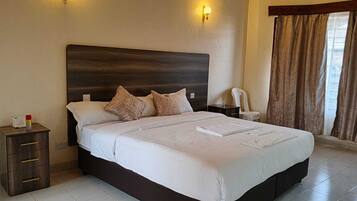 Executive Room, Lanai | Desk, laptop workspace, free WiFi