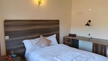 Quarto solteiro standard | Escrivaninha, espaço de trabalho para notebook, Wi-Fi de cortesia