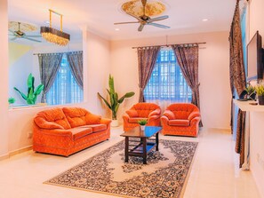 Deluxe-Villa, Balkon | Wohnbereich | Flachbildfernseher
