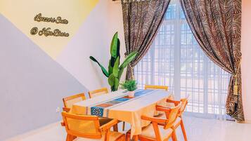 Deluxe Villa, Balcony | Ruang tamu | TV skrin rata