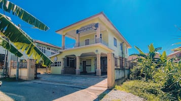 Fachada da propriedade à noite