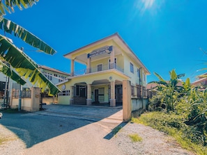 Front of property - evening/night - Kota Bharu Family Bungalow Homestay (Kota Bharu)