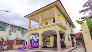 Property entrance - Kota Bharu Family Bungalow Homestay (Kota Bharu)