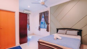 A bedroom with a bed, a ceiling fan, and a window with curtains. - Kota Bharu Family Bungalow Homestay (Kota Bharu)