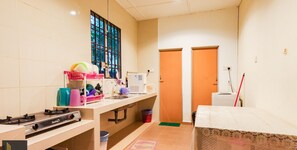 Villa Deluxe, balcon | Cuisine privée | Micro-ondes, plaque de cuisson