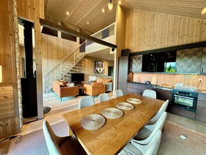 Smart TV, fireplace, foosball, table tennis - Exclusive holiday home with jacuzzi and pool table (Innlandet)