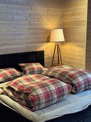 4 bedrooms, desk, iron/ironing board, free WiFi