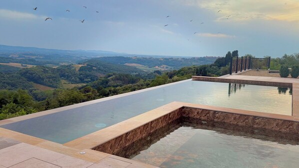 Pool - Villa in Legoli with 5 bedrooms sleeps 10 (Legoli)