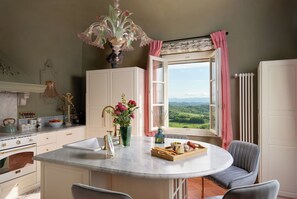 Fridge, microwave, oven, stovetop - Villa in Legoli with 5 bedrooms sleeps 10 (Legoli)
