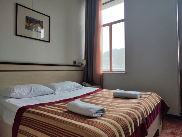 خزنة داخل الغرفة ومكتب وواي فاي م جانًا