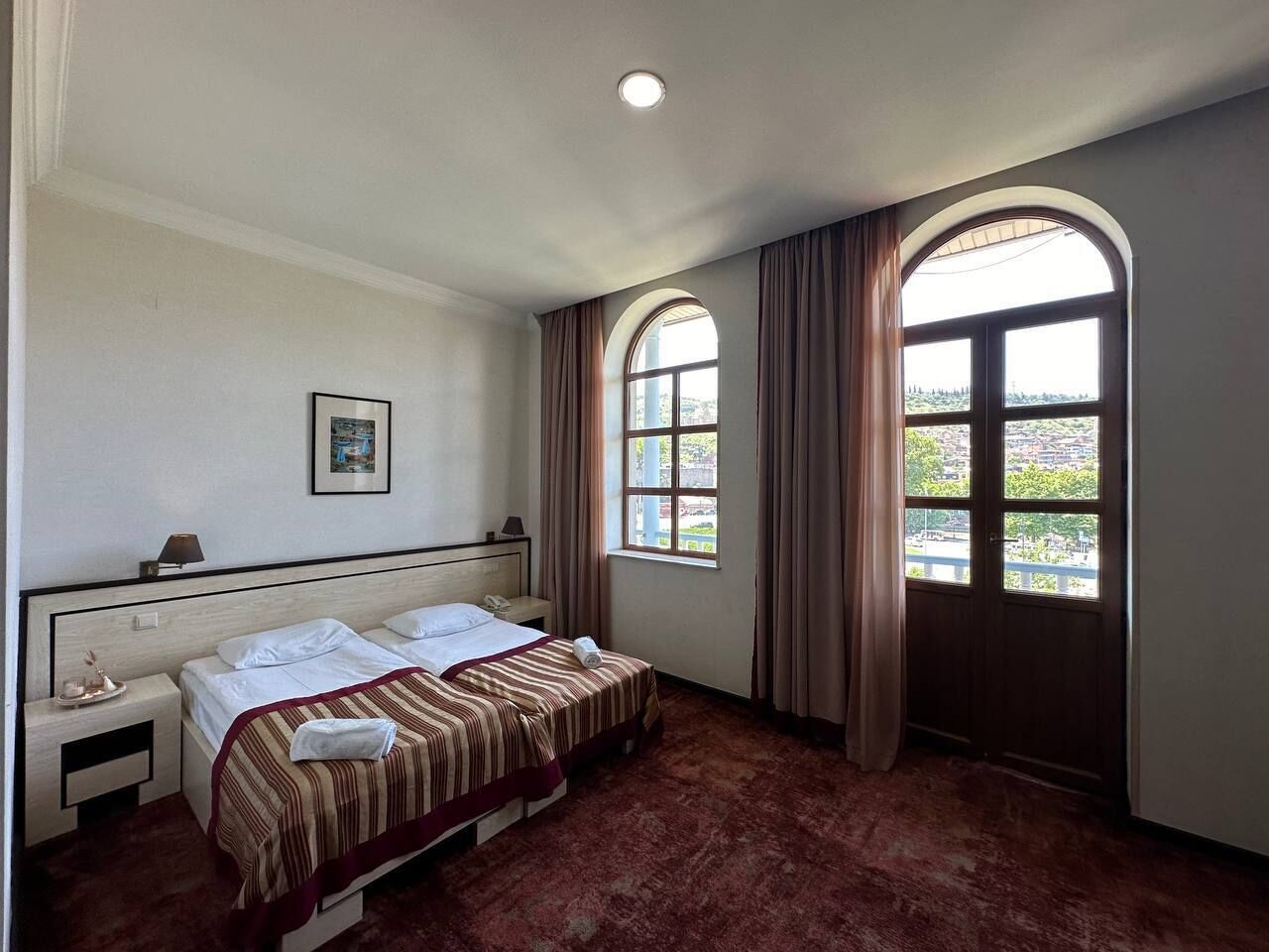 خزنة داخل الغرفة ومكتب وواي فاي مجانًا